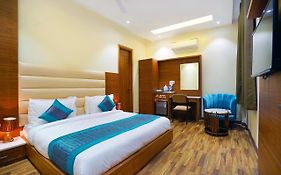 Hotel Aura Grand By Levelup Hotels